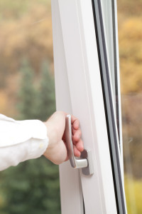 Balkontüren mit Dreh-Kipp-Mechanismus können wie ein Fenster geöffnet werden.
