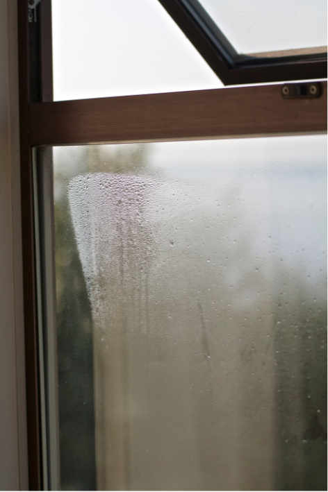 Kondenswasser sammelt sich an Fensterscheibe