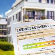 Foto eines Energieausweises vor einem Haus