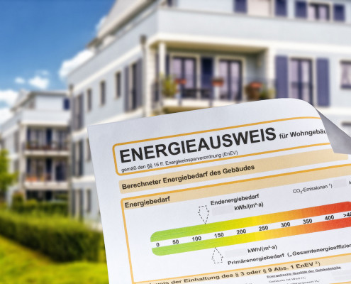 Foto eines Energieausweises vor einem Haus