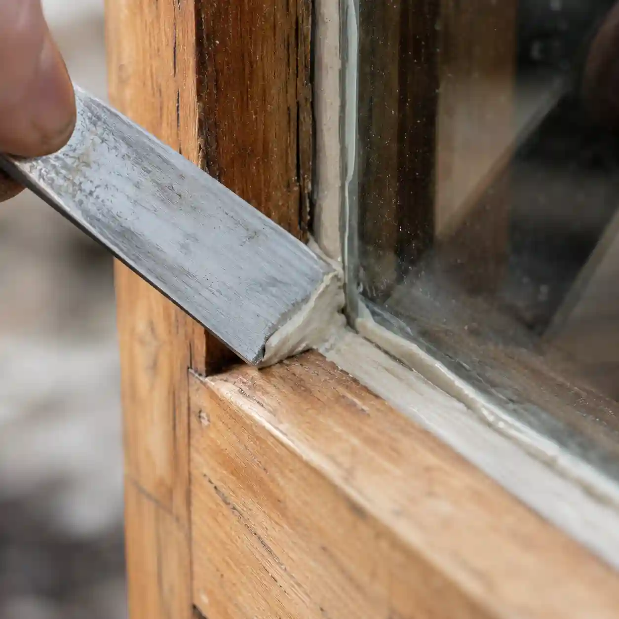 Kittmesser drückt Kitt in Fensterfalz – ecowindow