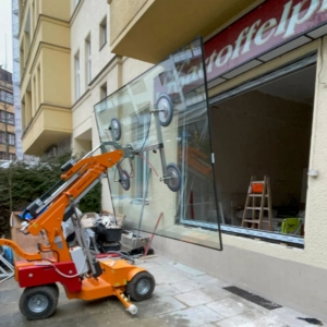 Schaufenster-Sanierung in der Berliner Burgherrenstraße: Aluminium-Fenster montiert von ecowindow