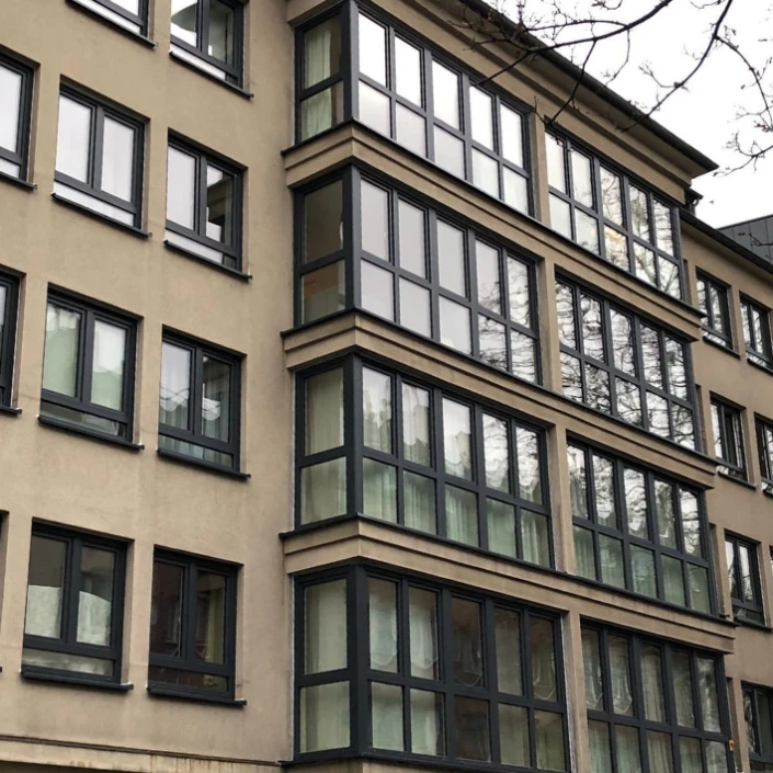 WEG-Projekt in Düsseldorf-Tußmannstraße: Salamander-Kunststofffenster montiert von ecowindow