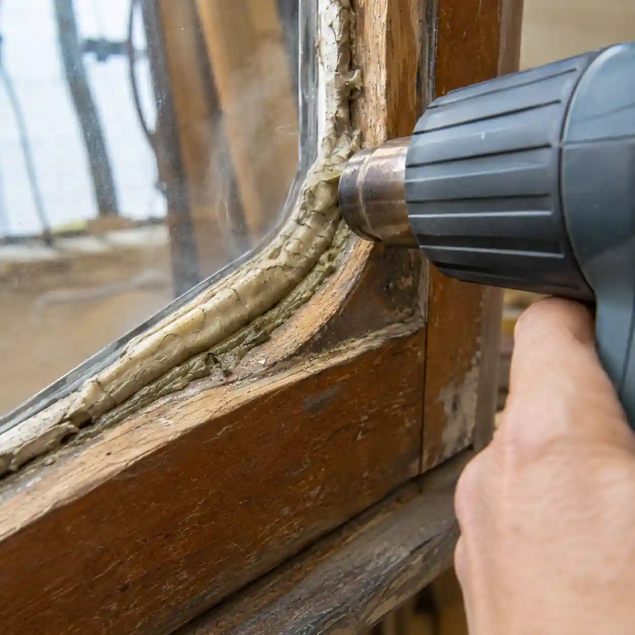 Heißluftföhn erwärmt Fensterkitt – ecowindow