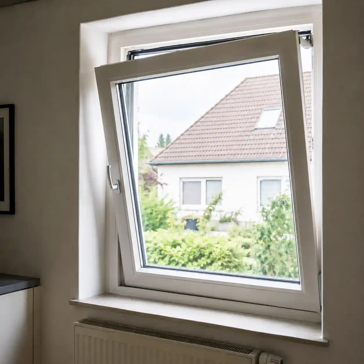 Schief hängendes Dreh-Kipp-Fenster mit Spalt zwischen Flügel und Rahmen, ecowindow