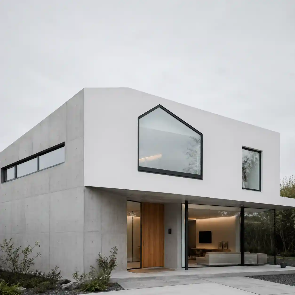 Moderne Fassade mit Schrägfenster als Designelement von ecowindow