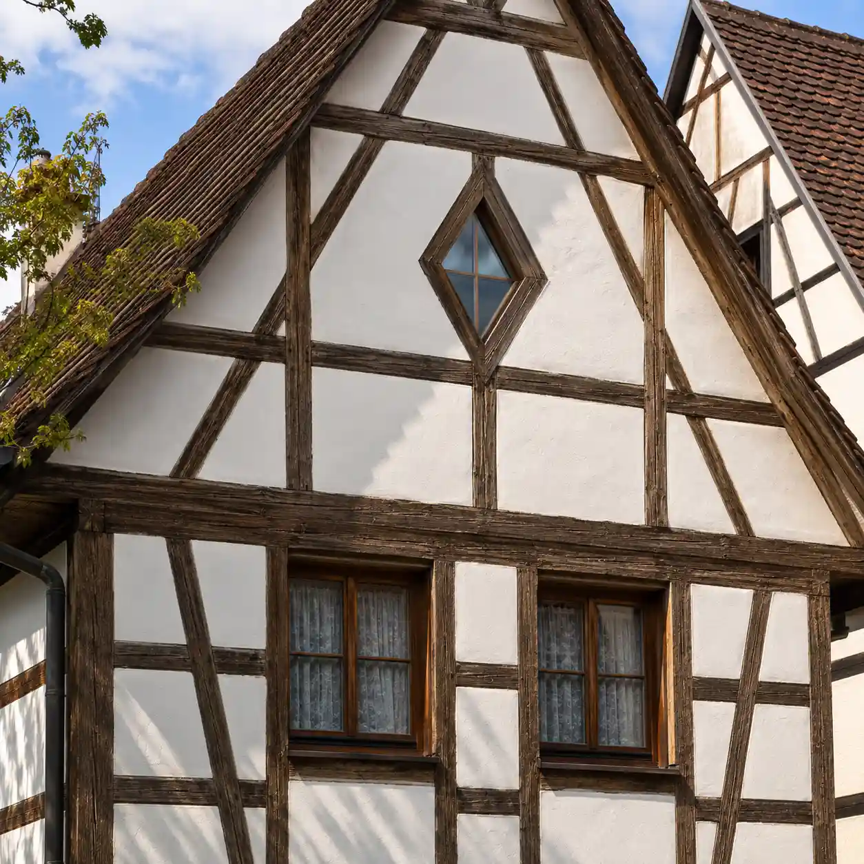 Fachwerkhaus mit Rautenfenster in historischer Formensprache von ecowindow
