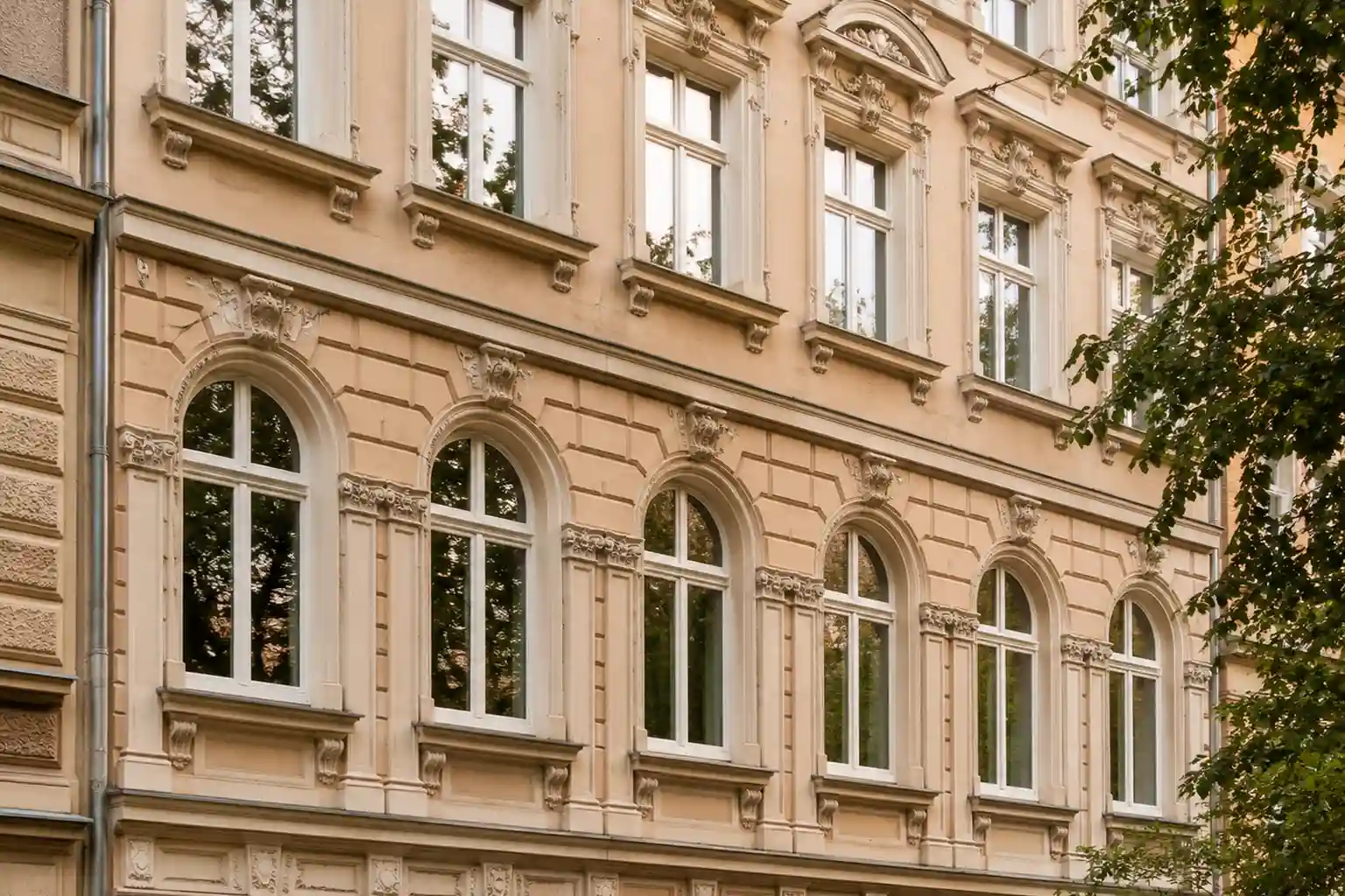 Gründerzeit-Fensterformen Gründerzeit-Fassade mit Bogenfenstern und Sprossenfenstern von ecowindow