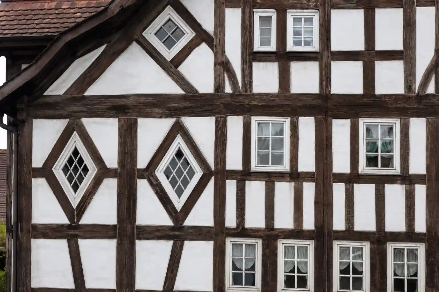 Fachwerk und Landhaus Fensterformen Fachwerkhaus mit Rautenfenstern und Sprossenfenstern von ecowindow