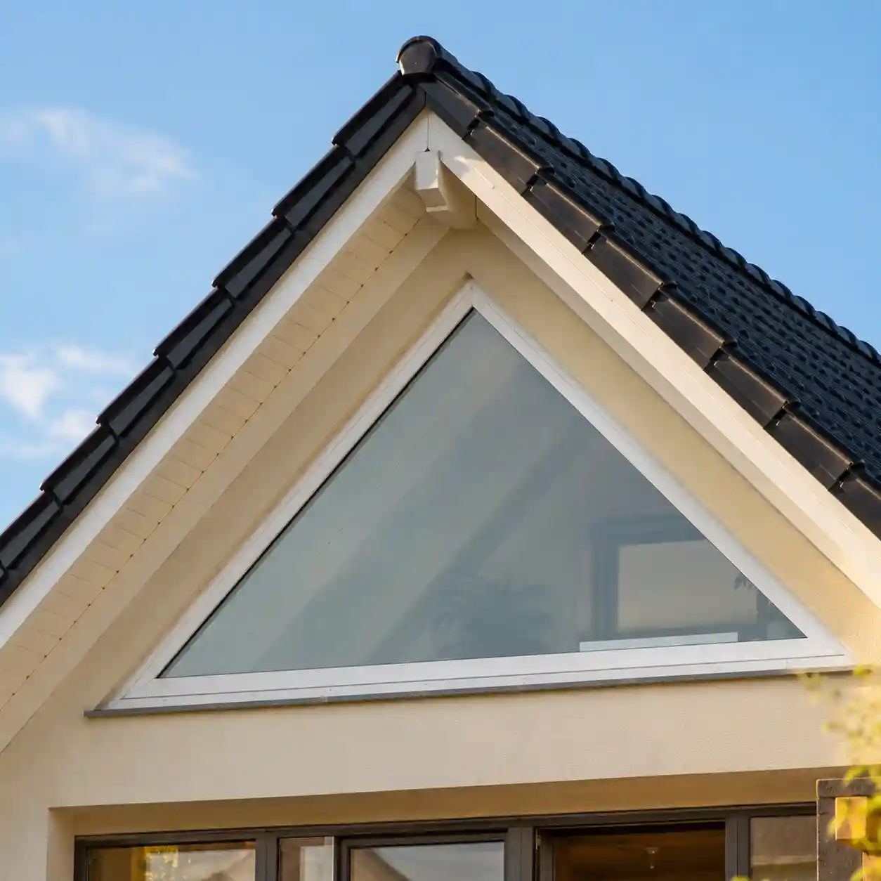 Hausgiebel mit großem Dreiecksfenster von ecowindow