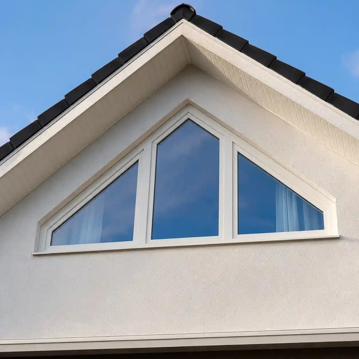 Dreiecksfenster aus Kunststoff mit Markenprofil von ecowindow