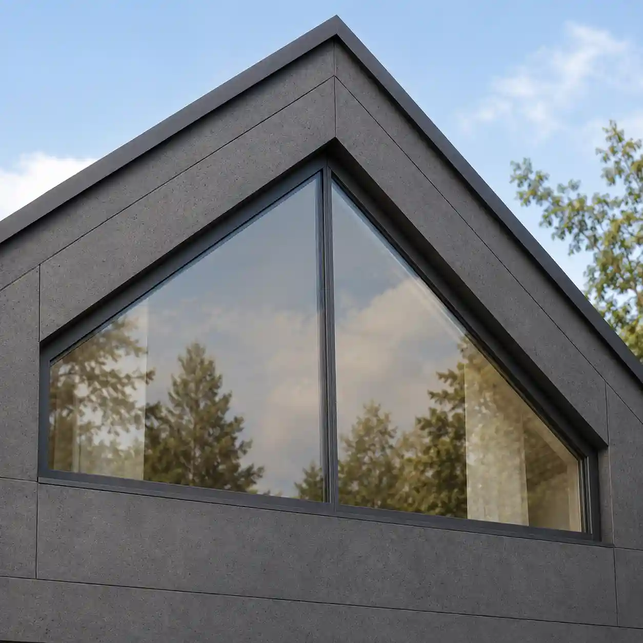 Dreiecksfenster aus Aluminium mit schlankem Rahmen von ecowindow