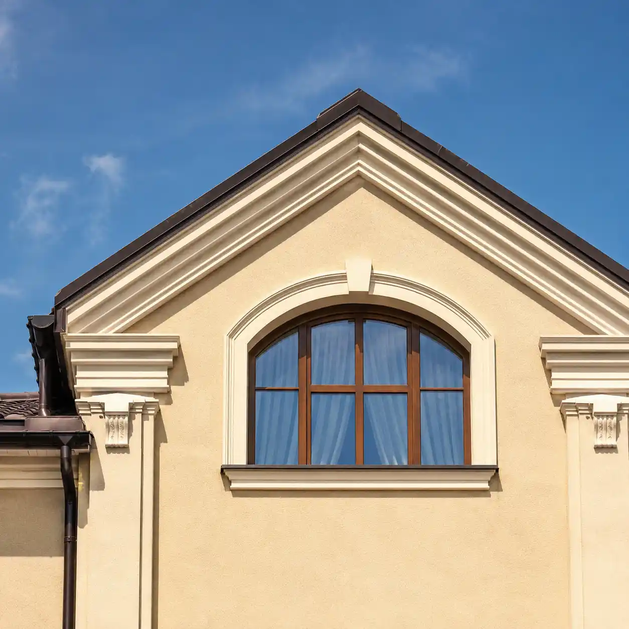 Segmentbogenfenster mit Ornament- oder Milchglas für Blickschutz von ecowindow