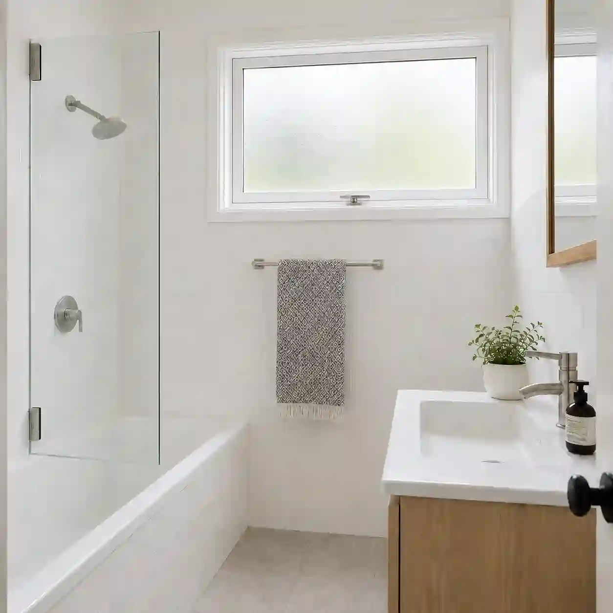 Klappfenster in Badezimmer mit Milchglas hochliegend von ecowindow