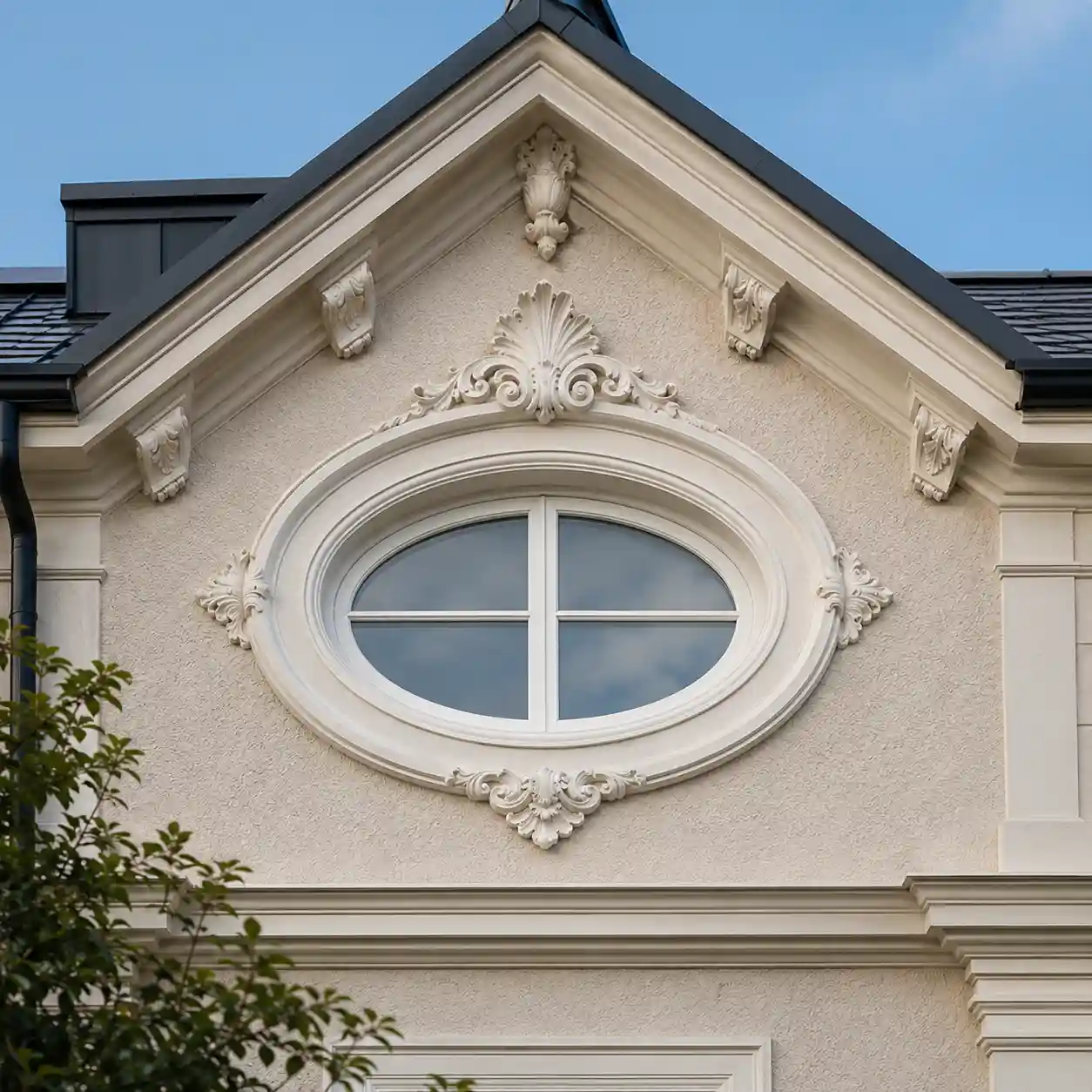 Ovalfenster als Ochsenauge im Giebel eines sanierten Altbaus von ecowindow