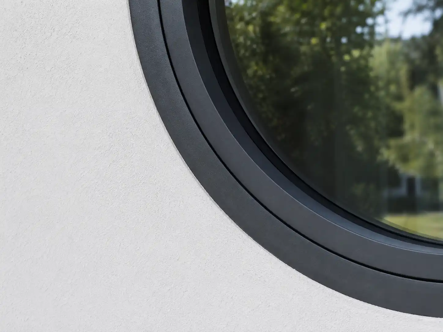 Detailansicht eines Rundfensters ohne Fensterbank in der Fassade von ecowindow