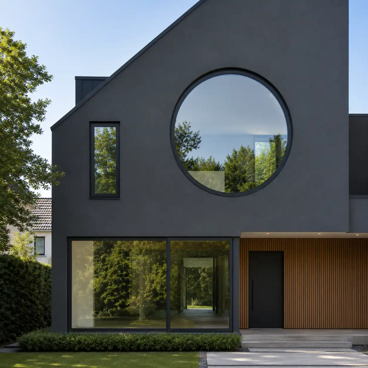 Rundfenster als Blickfang in einer modernen Neubau-Fassade von ecowindow