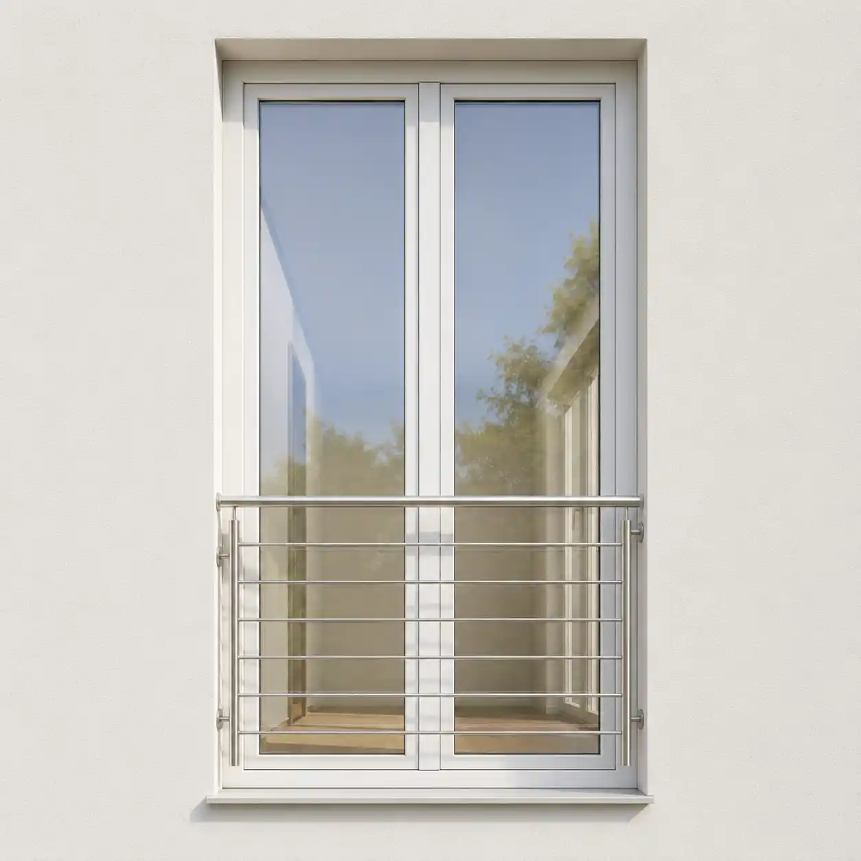 Französischer Balkon mit Edelstahl-Geländer vor einem bodentiefen Fenster von ecowindow