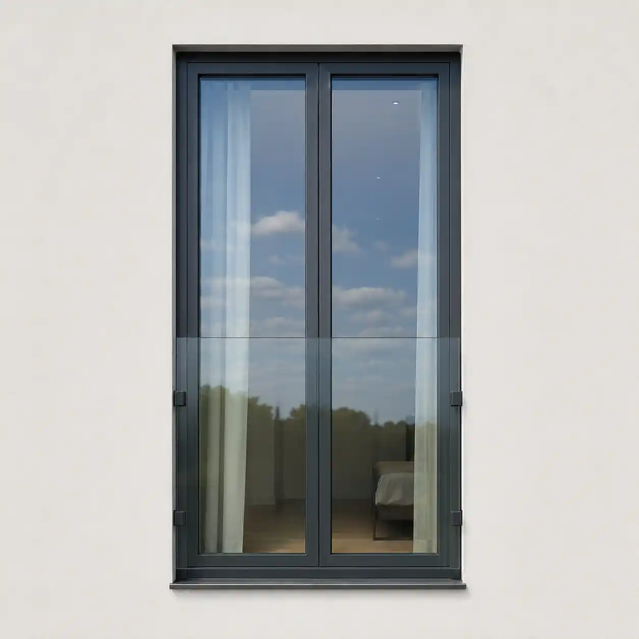 Französischer Balkon mit vorgesetzter Glas-Absturzsicherung an einem bodentiefen Fenster von ecowindow