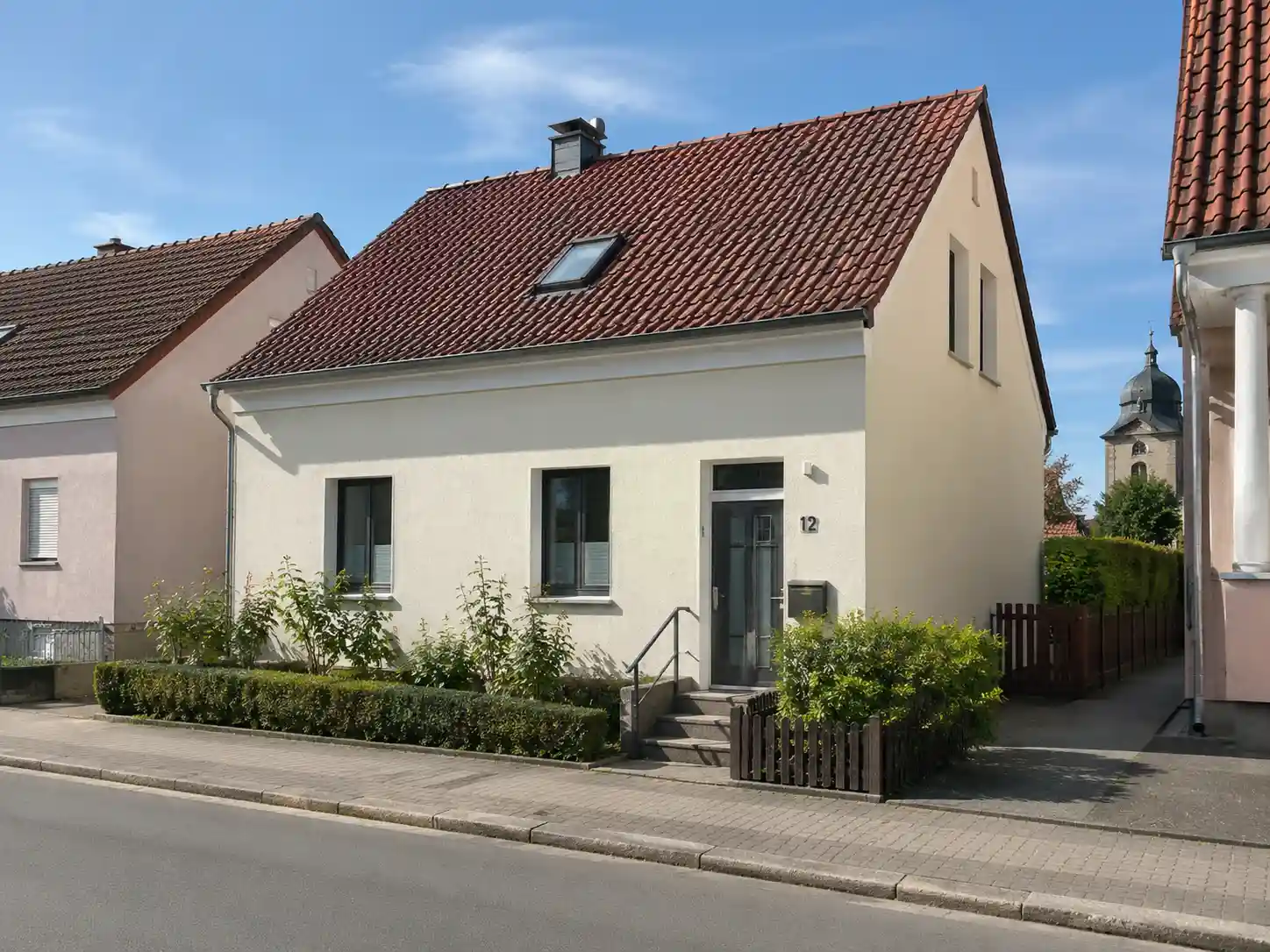 Wohnhaus in Werder mit modernen Fenstern an ruhiger Stadtstraße