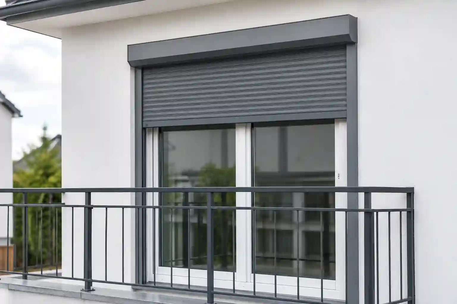 Balkontür mit Rollladen für Sicht- und Hitzeschutz, ecowindow