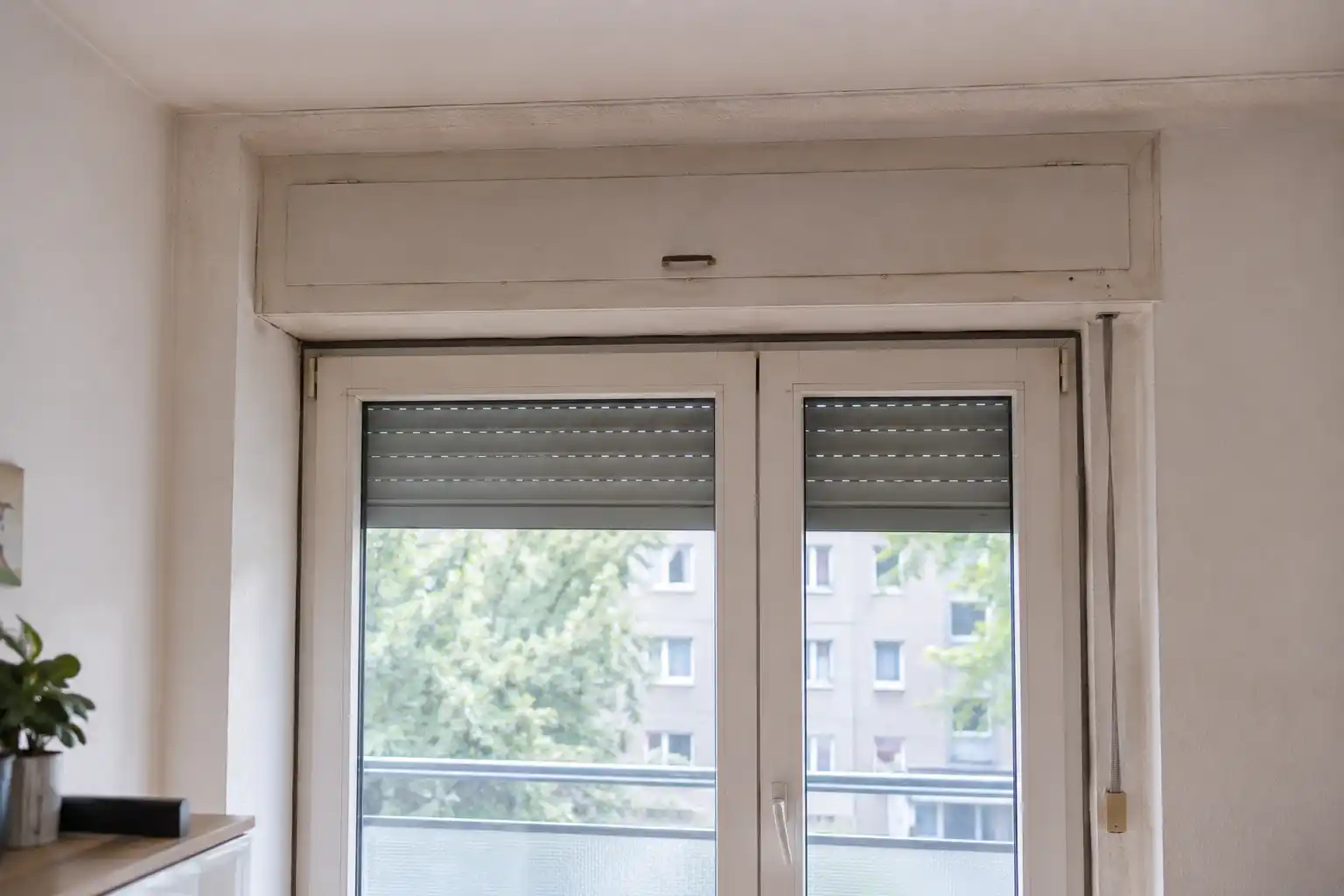 Alter Sturzkasten über der Balkontür, Austausch von Tür und Rollladen im Bestand, ecowindow