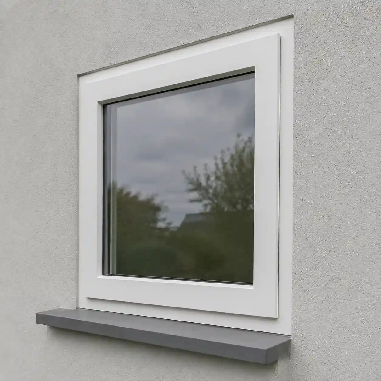 Flaechenversetztes Aussenfenster mit sichtbarer Abstufung zwischen Rahmen und Fluegel von ecowindow