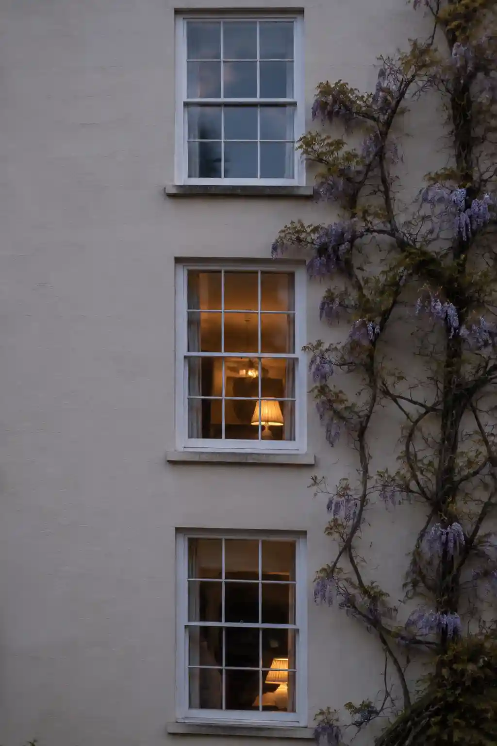 Viktorianische Fassade mit englischen Fenstern vom Typ Sash Window über zwei Geschosse