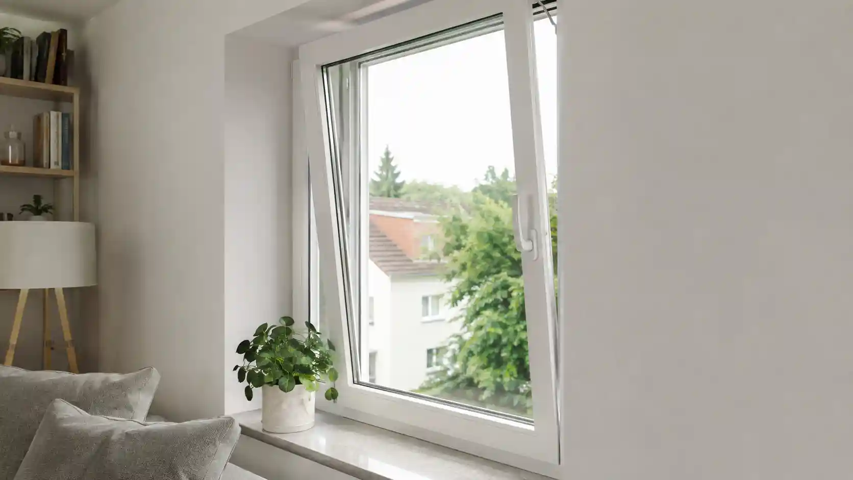 Dreh-Kipp-Hausfenster in einem Wohnraum, eingebaut von ecowindow