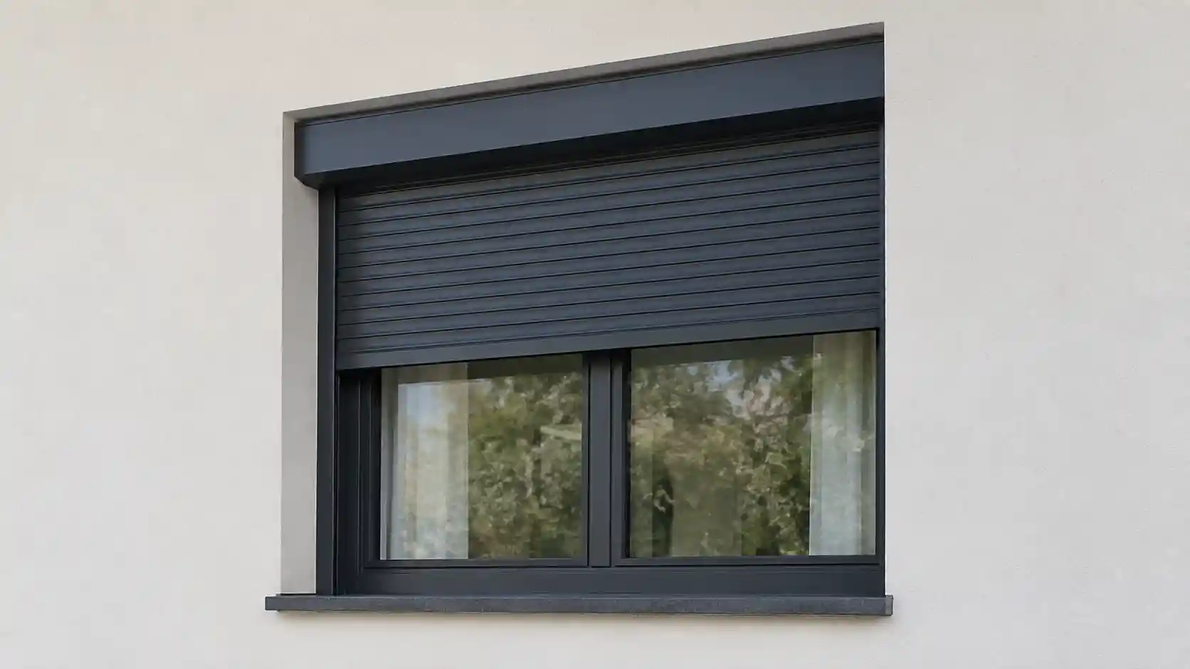 Hausfenster mit Aufsatzrollladen an der Fassade, eingebaut von ecowindow