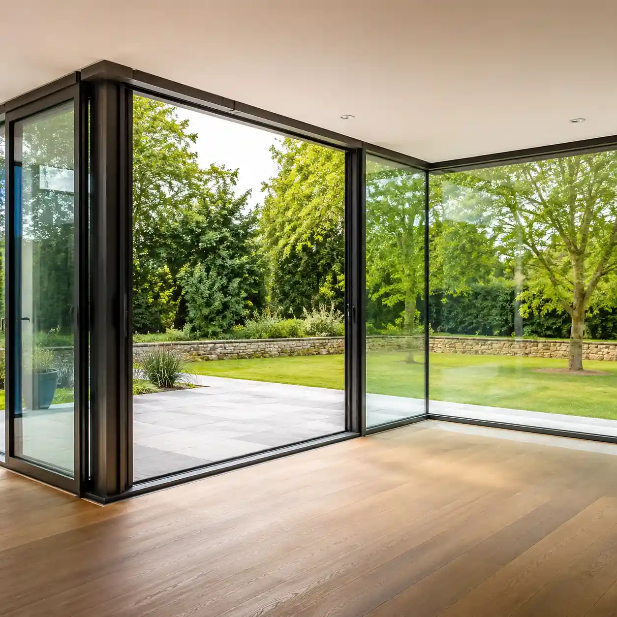 Bodentiefes Eckfenster mit seitlich laufendem Schiebeelement von ecowindow
