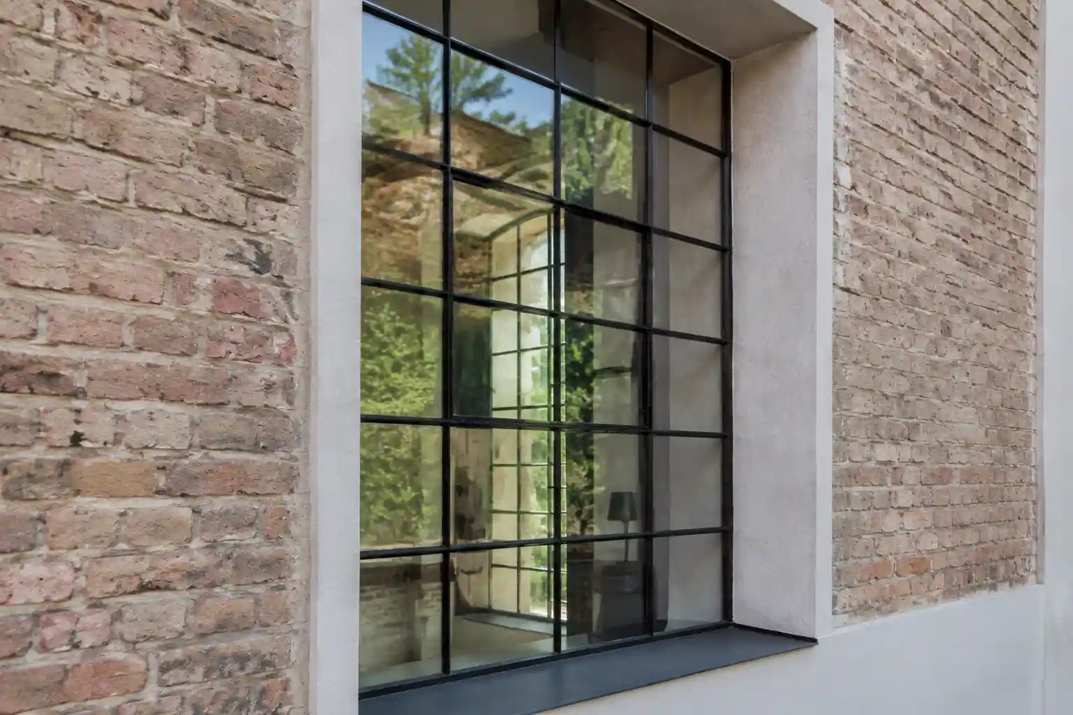 Stahlfenster mit sehr schmaler Ansichtsbreite und feiner Teilung von ecowindow