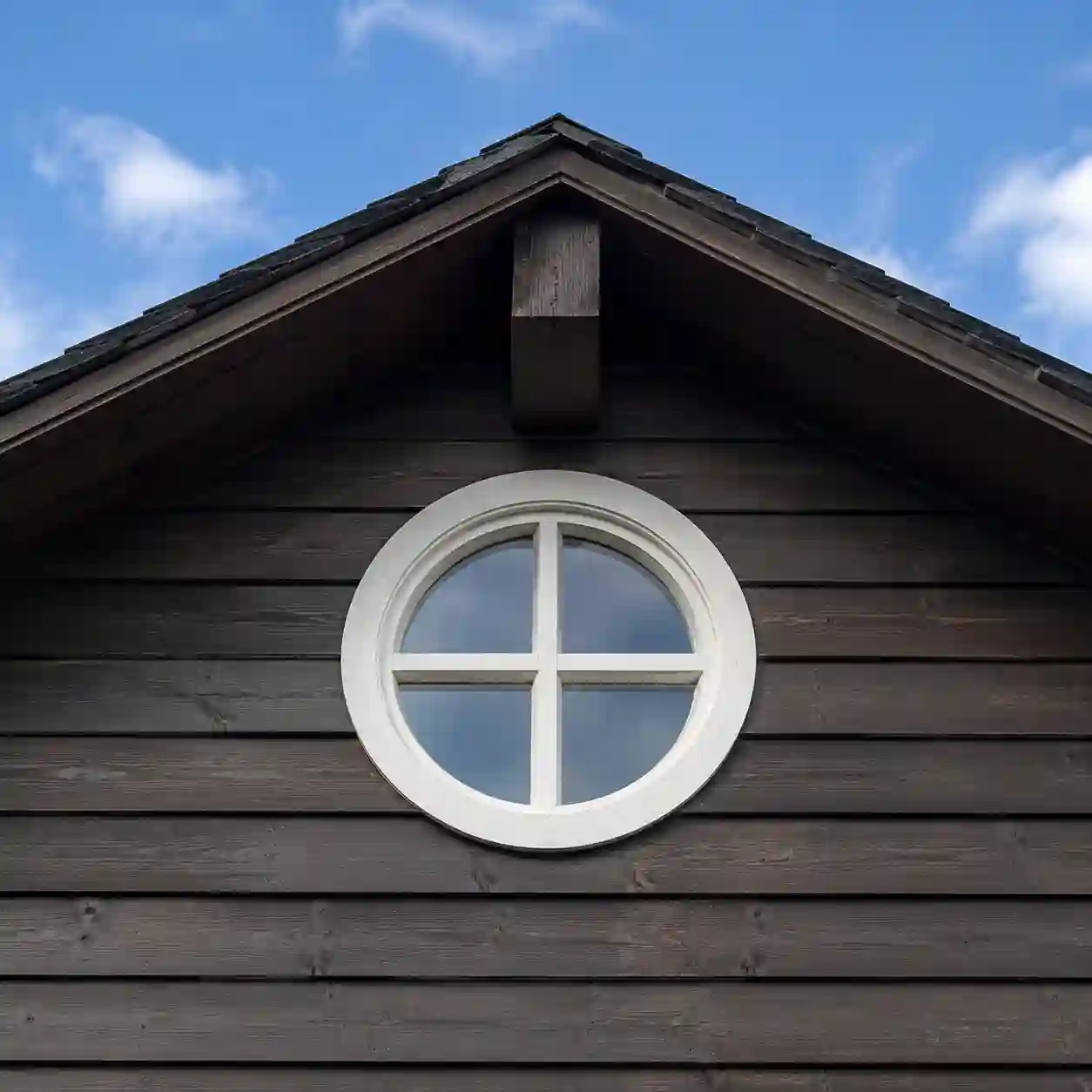 Rundes Fenster im Giebel eines Gartenhauses von ecowindow