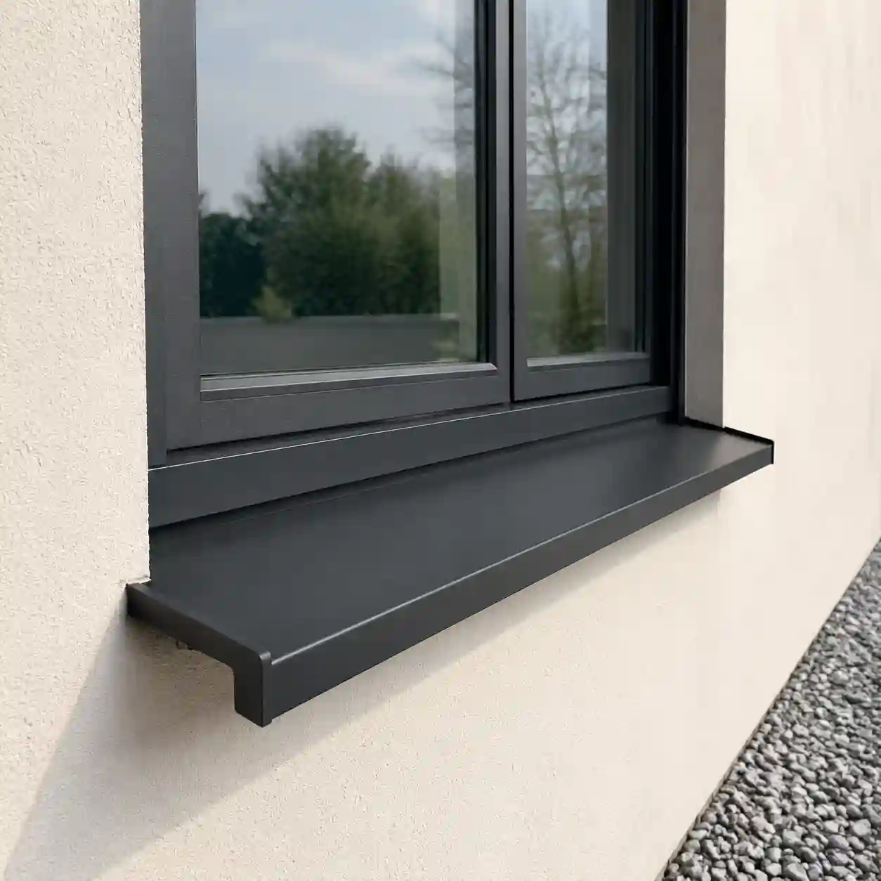 Anthrazitfarbenes Aussenfenster mit Aluminium Aussenfensterbank an einer verputzten Fassade von ecowindow