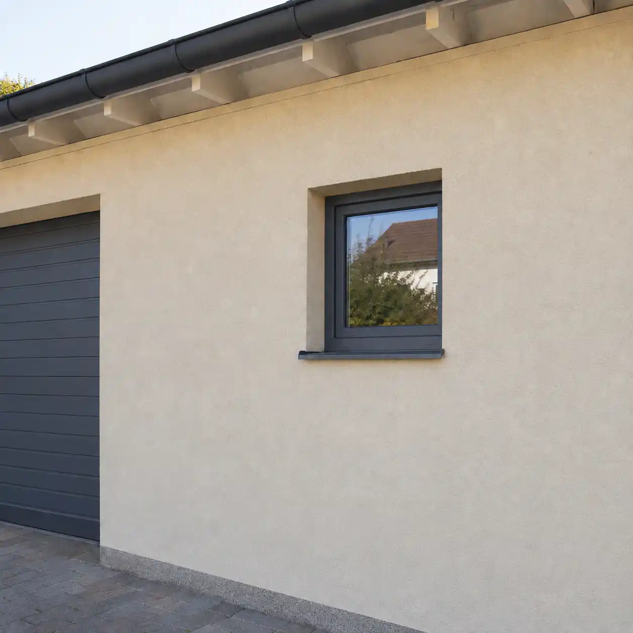 Garagenfenster in Anthrazit passend zum Sektionaltor, eingebaut von ecowindow