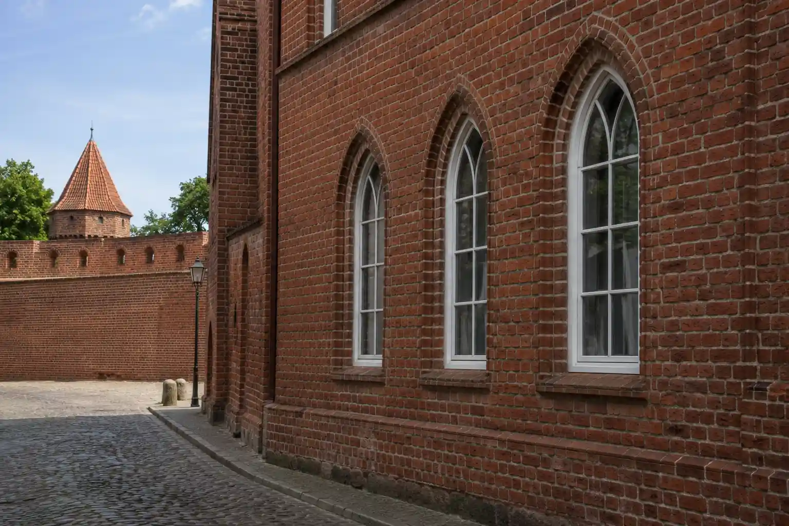 Denkmalgerechte Spitzbogenfenster für Backsteingebäude in der Prenzlauer Altstadt – ecowindow