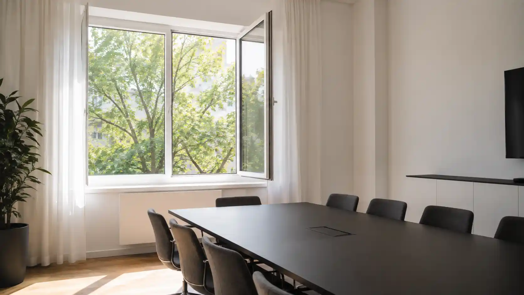 Geöffnetes Bürofenster zum Stoßlüften im Besprechungsraum von ecowindow