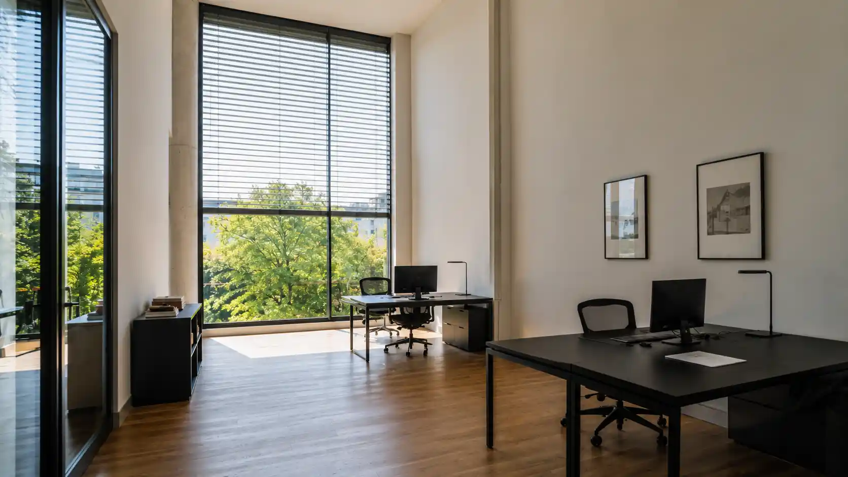 Büro auf der Südseite mit Sonnenschutz am Fenster von ecowindow