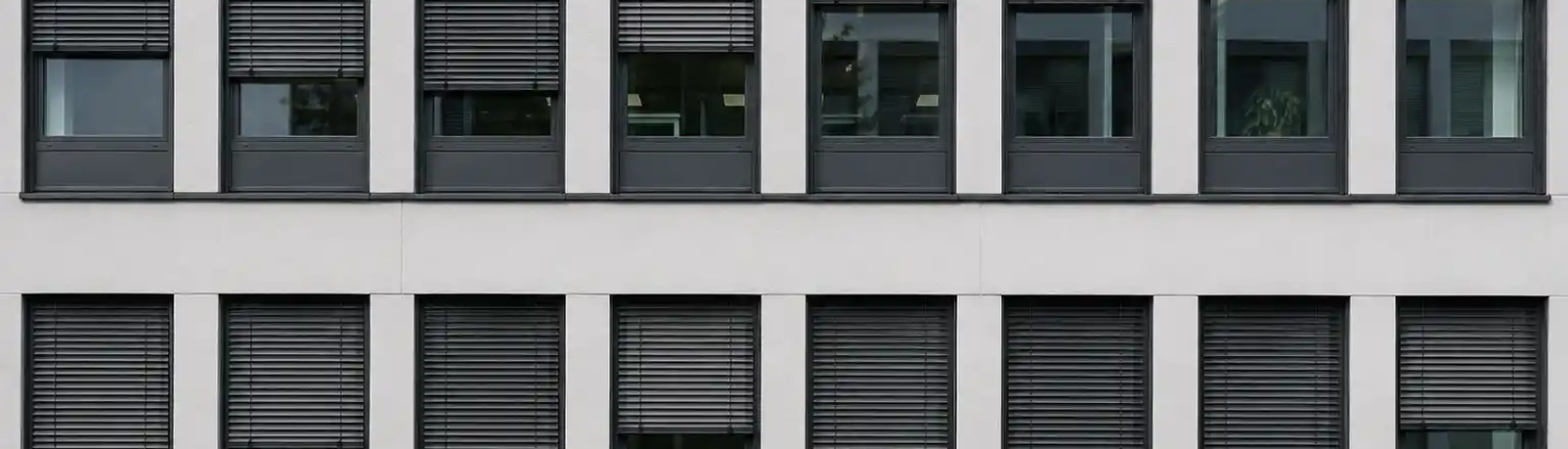 Bürofassade mit Sonnenschutzglas und Raffstore als Blendschutz von ecowindow