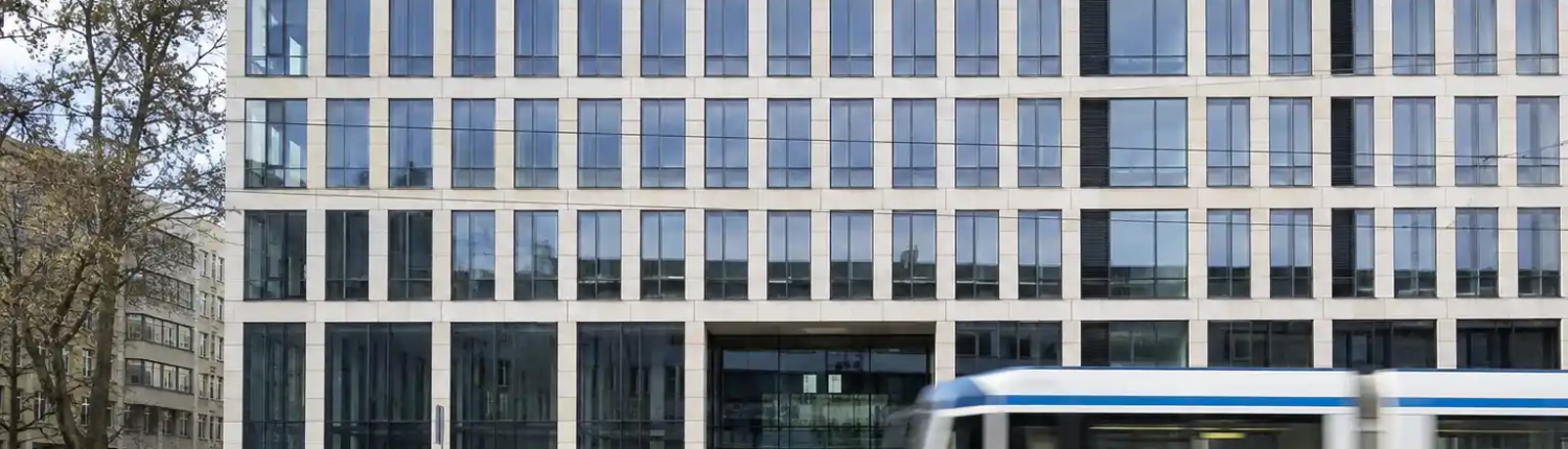 Bürogebäude an einer befahrenen Straße mit Schallschutzfenstern von ecowindow