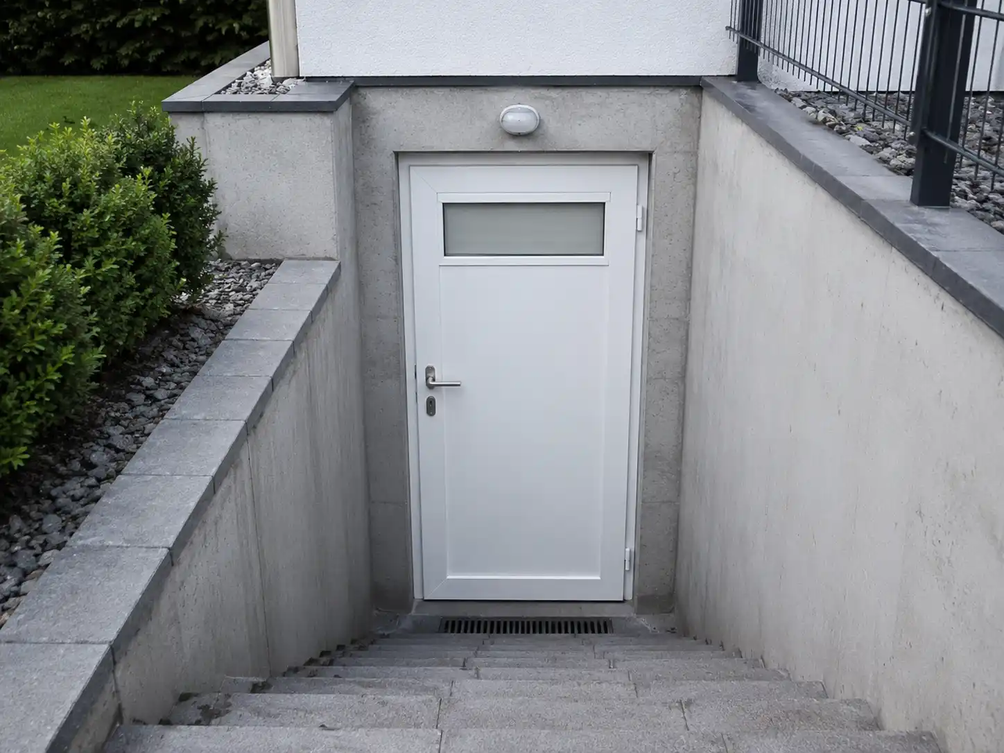 Kellertür aus Kunststoff mit Lichtausschnitt von ecowindow