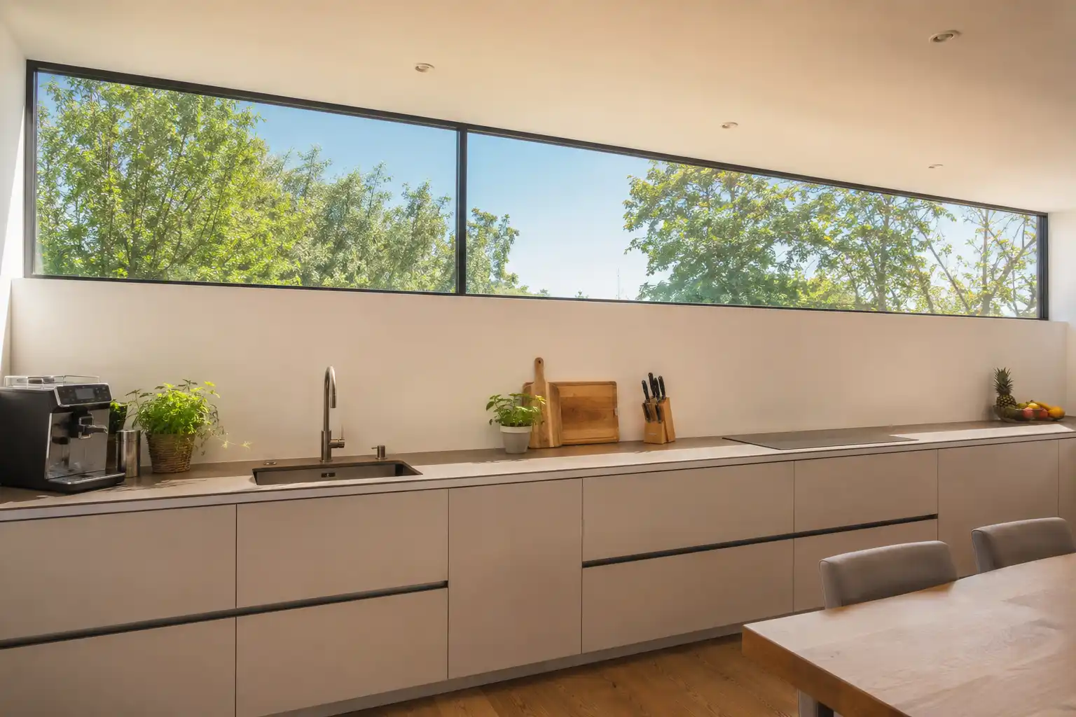 Waagerechtes Lichtband quer über die Fassade eines modernen Hauses von ecowindow