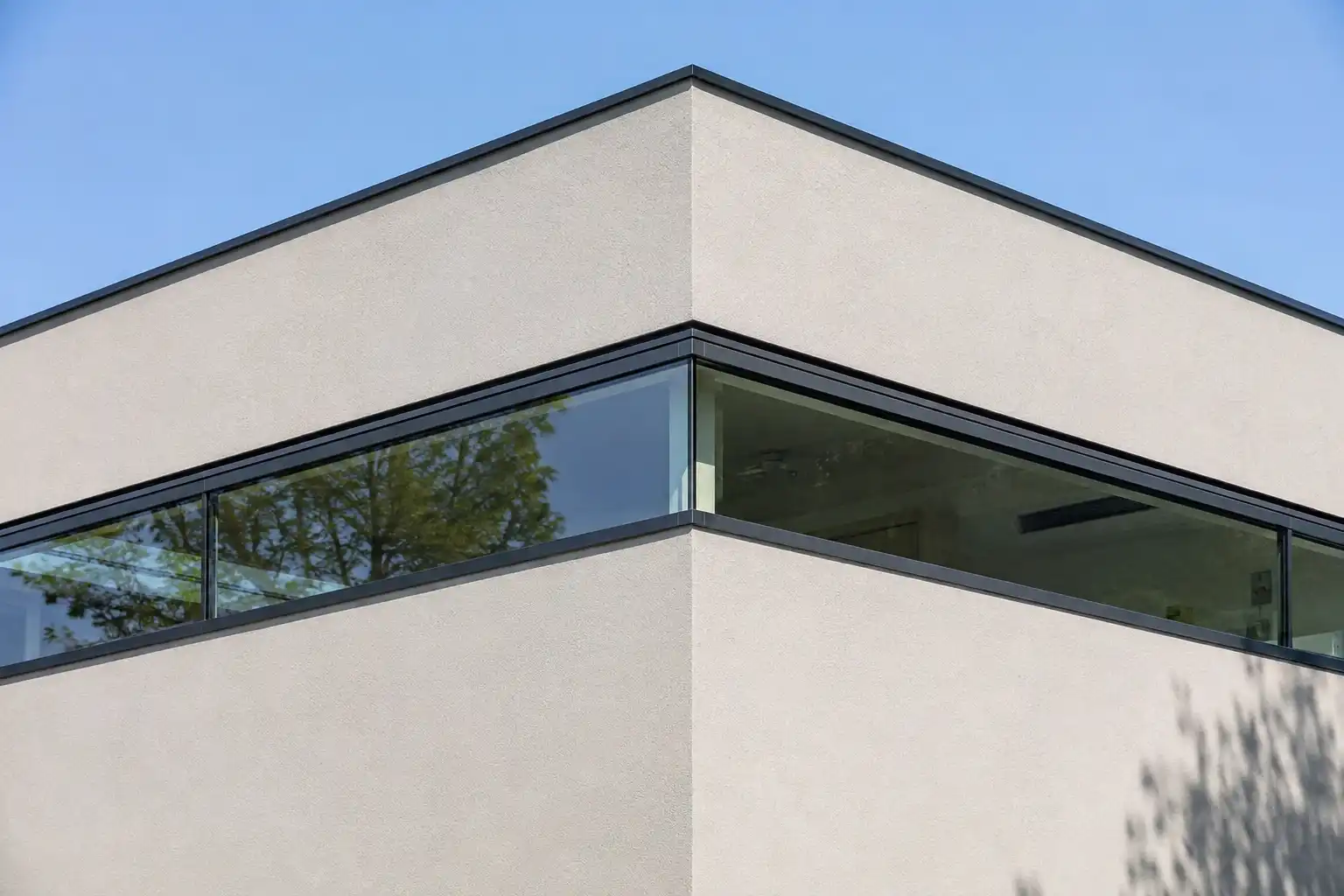 Lichtband über die Gebäudeecke geführt mit Ganzglasecke von ecowindow