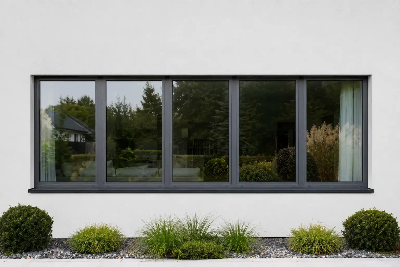 Mehrteiliges Fensterband aus mehreren Elementen mit Pfosten in einer Fassade von ecowindow
