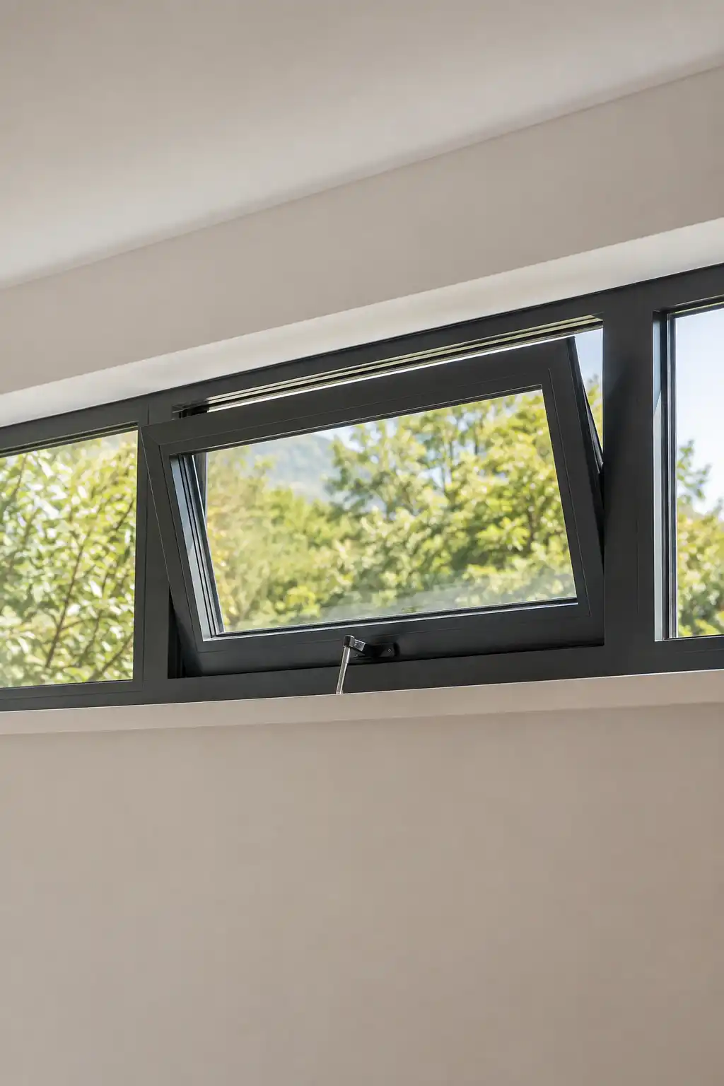 Lichtband Fenster mit Pfosten geteilt und einem gekippten öffenbaren Feld von ecowindow