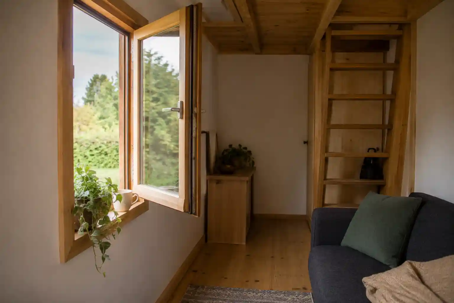 Nach innen öffnendes Fenster im Tiny House, der Flügel schwenkt in den Wohnbereich, von ecowindow