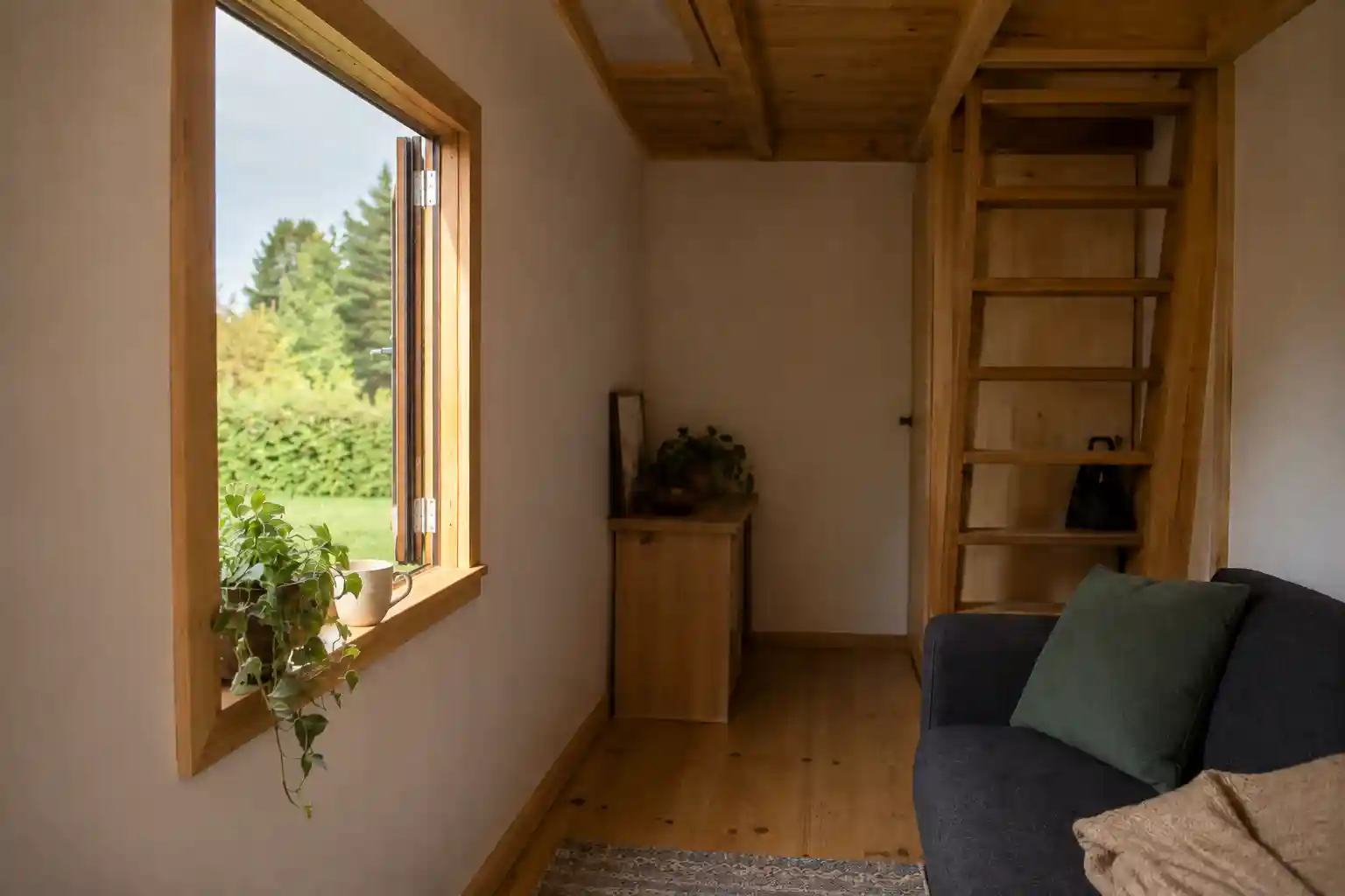 Nach außen öffnendes Fenster im Tiny House, die Fläche vor dem Fenster bleibt frei, von ecowindow