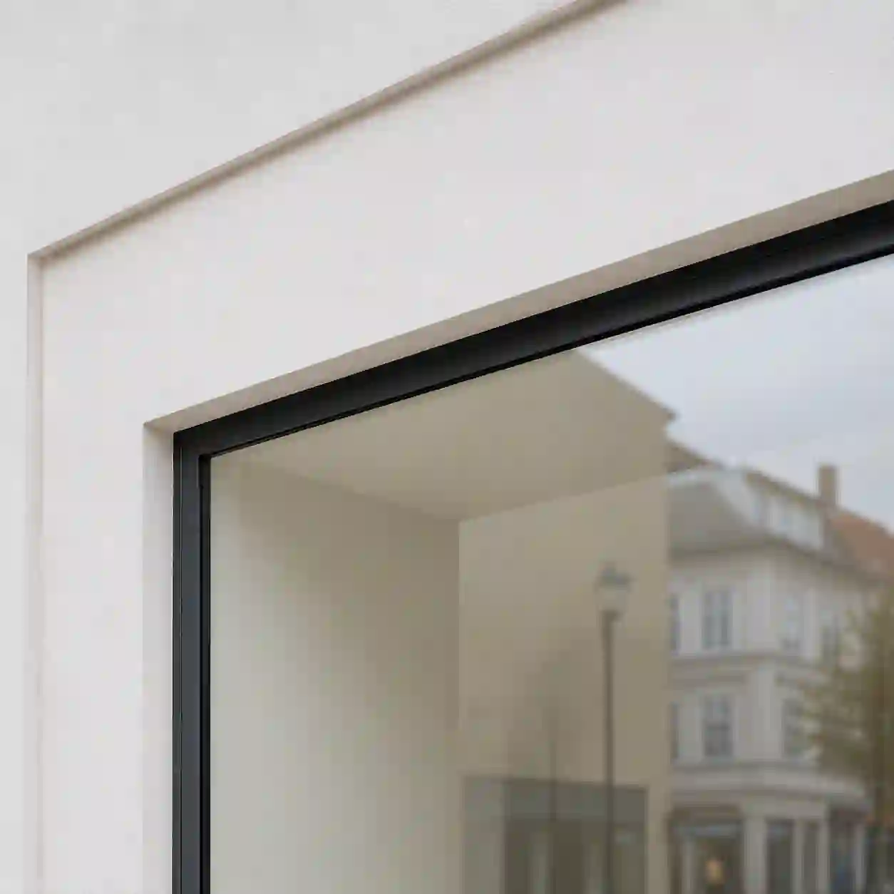 Schaufenster mit schmalem anthrazitfarbenem Aluminiumrahmen an einer Ladenfront von ecowindow