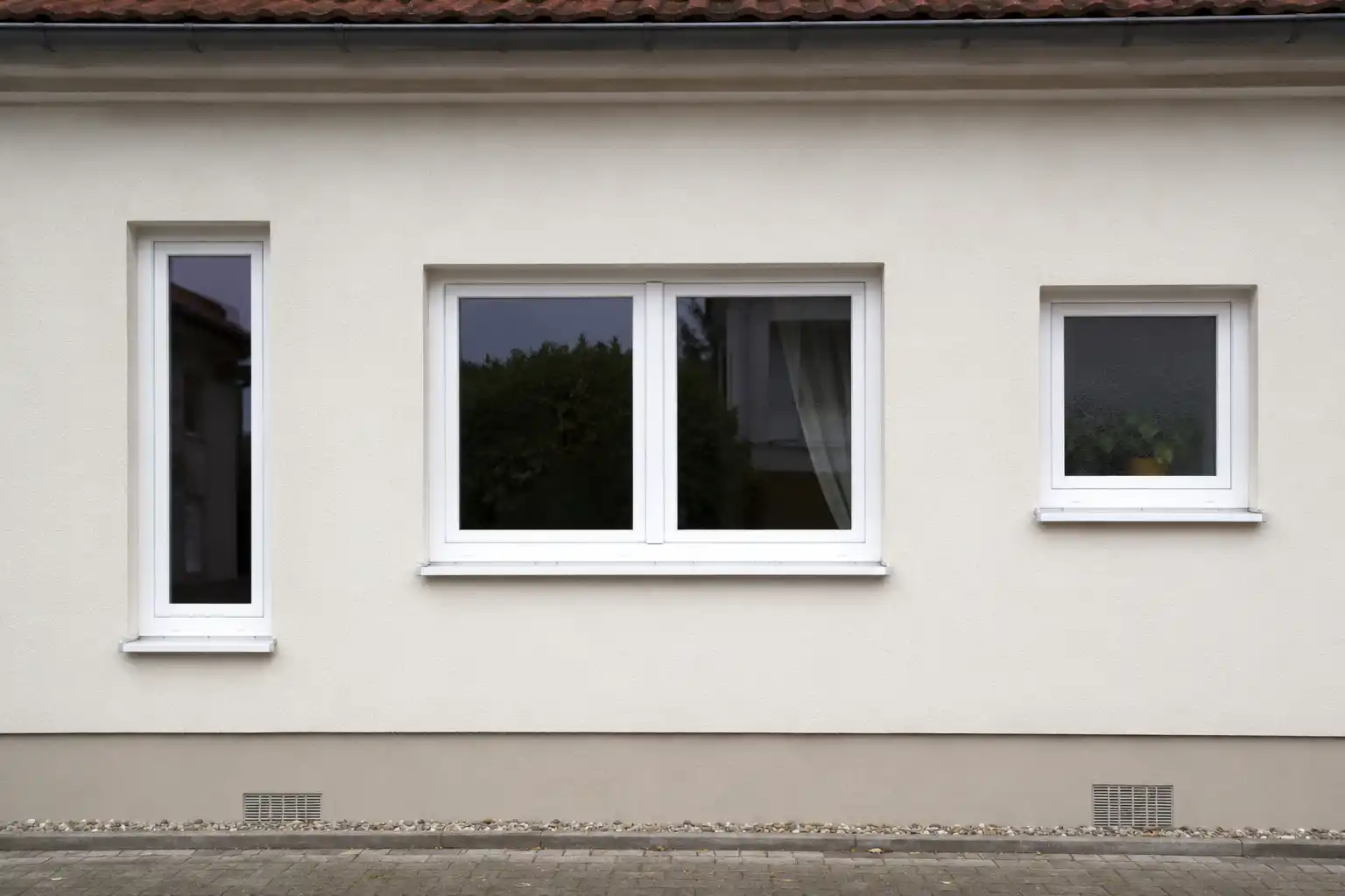 Verschiedene Fenstertypen und Formate von ecowindow an einer Fassade