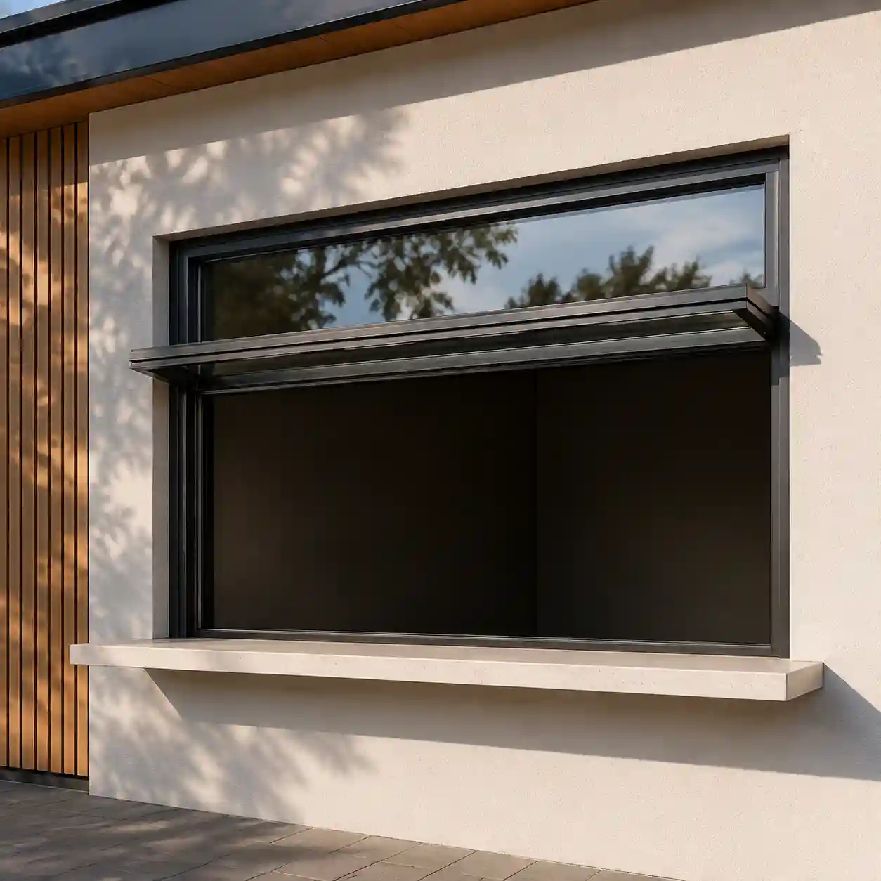 Durchreiche Fenster mit hochgeschobenem Schiebefluegel zwischen Kueche und Essbereich von ecowindow